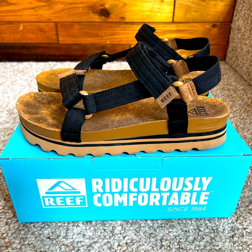 Women’s Reef Cushion Rem Hi Sandal, size 41.